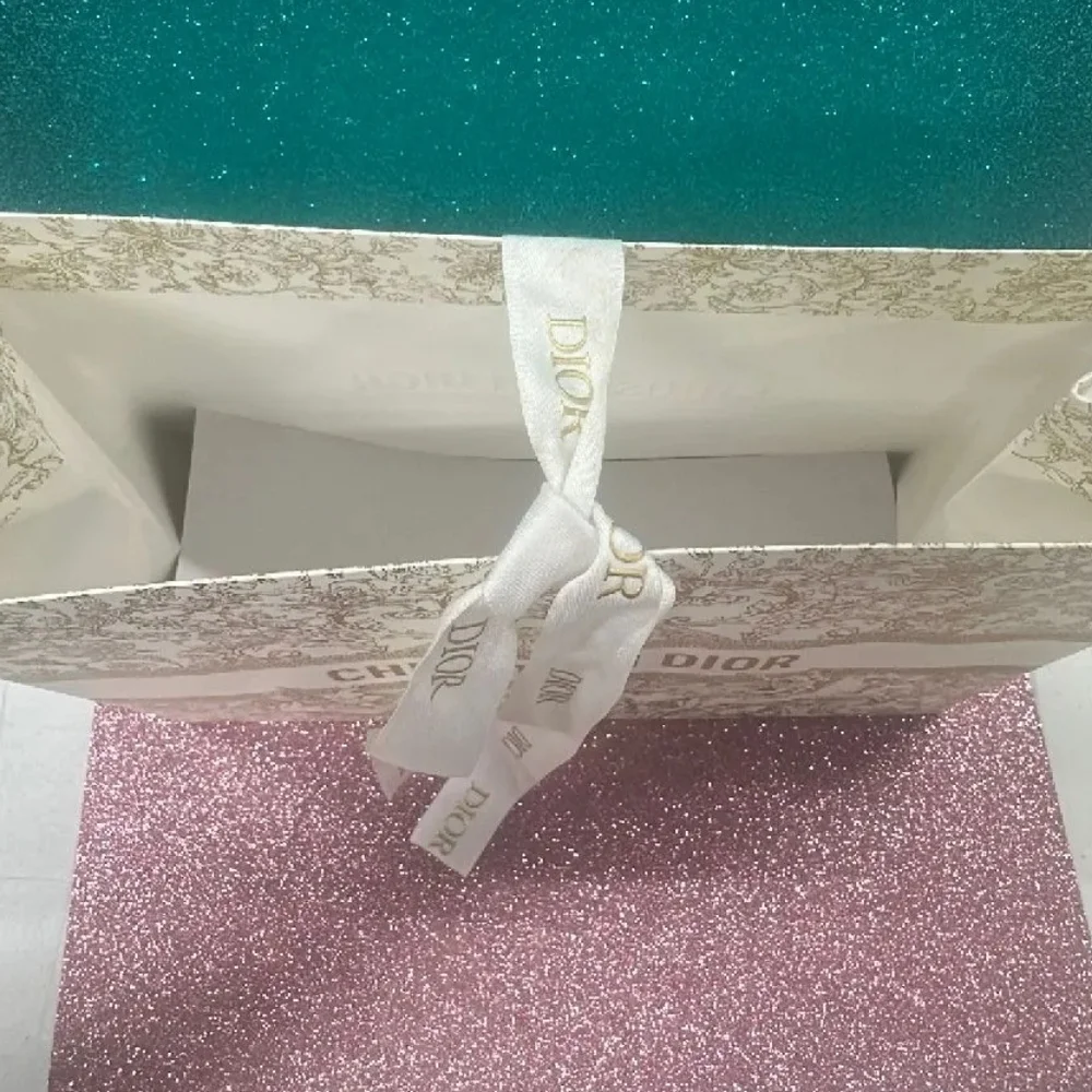 🛍CHRISTIAN DIOR GIFT BAG WITH RIBBON LIMITED EDITION  BRAND NEW/SEALED - Picture 3 of 5